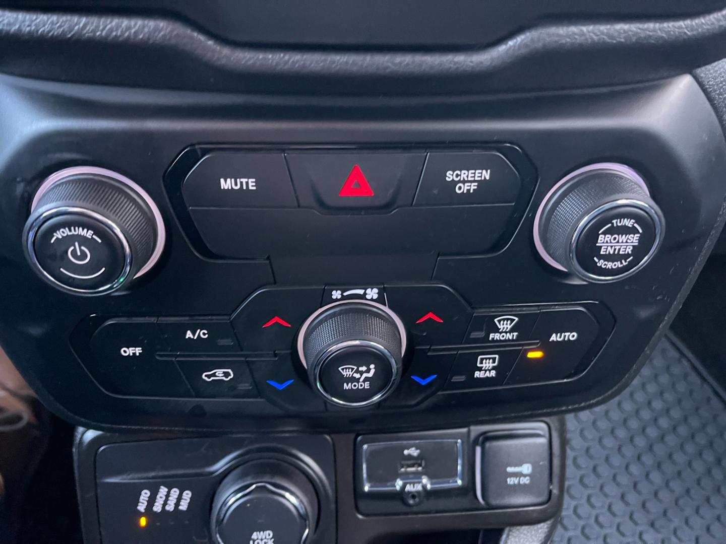 2020 Gray /Black Jeep Renegade Latitude 4WD (ZACNJBBB7LP) with an 2.4L I4 DOHC 16V engine, 9A transmission, located at 11115 Chardon Rd. , Chardon, OH, 44024, (440) 214-9705, 41.580246, -81.241943 - Photo#30